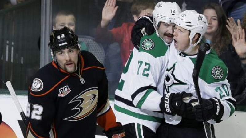 "Ducks" hokejists Emersons Ītems spiests noraudzīties, kā priecājas Dalasas spēlētāji
Foto:AP/Scanpix