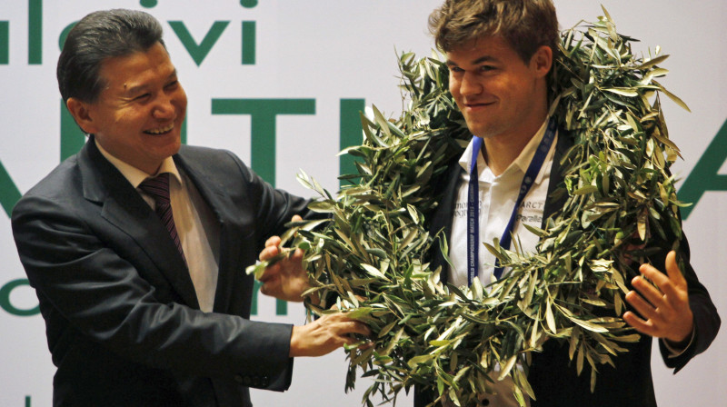 FIDE prezidents Kirsans Iļjumžinovs un čempions Magnuss Karlsens. Foto: AP/Scanpix