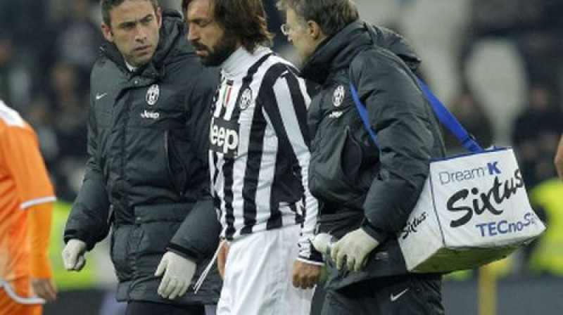 Andrea Pirlo (centrā) atstāj laukumu
Foto:AFP/Scanpix