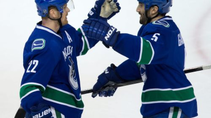 "Canucks" spēlētāji Daniels Sedīns un Džeisons Garisons
Foto:AP/Scanpix