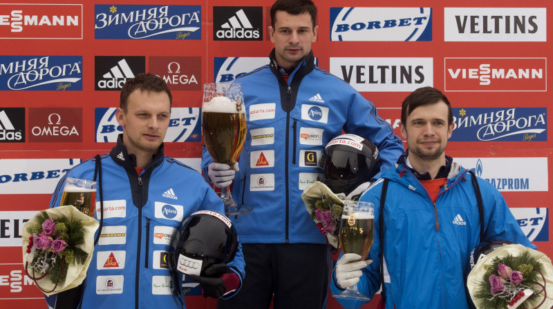 Martins (centrā) un Tomass (pa kreisi) Dukuri uz pjedestāla Vinterbergā 
Foto: AP/Scanpix