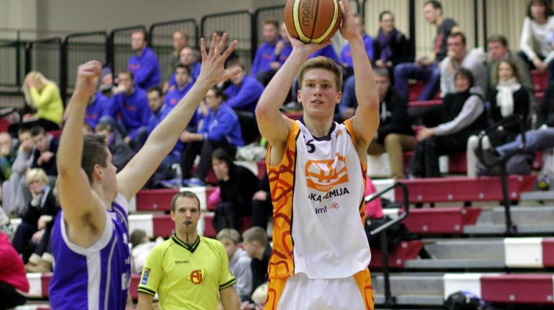 Rinalds Mālmanis: 25 punkti un 10 atlēkušās bumbas uzvarā pār Zviedrijas U18 izlasi
Foto: Basket.ee