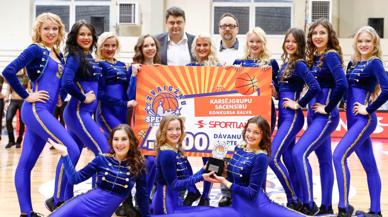 BK "Ventspils" karsējmeitenes trešo reizi uzvarēja Aldaris LBL Zvaigžņu spēles karsējgrupu konkursā.
Foto: Mikus Kļaviņš