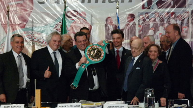 Maurisio Suleimans (centrā ar jostu)
Foto: FightNews