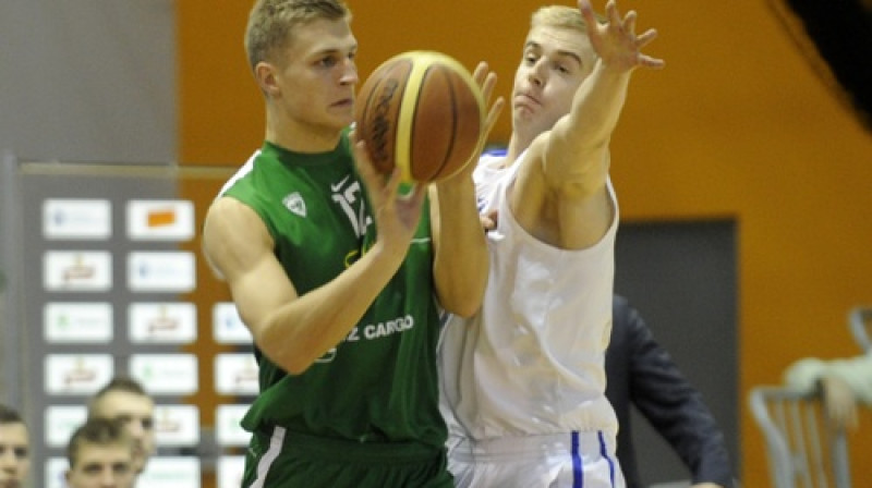 19 gadus vecais Jānis Engers (no kreisās) šosezon ir aizvadījis četras spēles augstākajā līgā
Foto: Romāns Kokšarovs, Sporta Avīze, f64