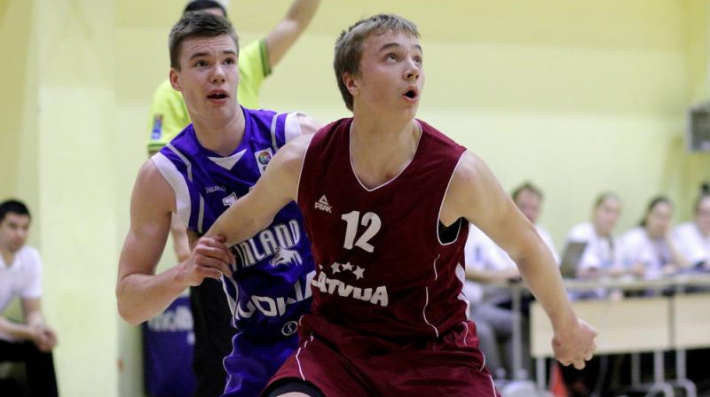 Artūrs Strautiņš un U16 izlase: laba pārbaude Francijā.
Foto: basket.ee