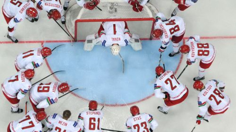 Baltkrievu hokejisti pulcējas ap vārtsargu
Foto:AFP/Scanpix