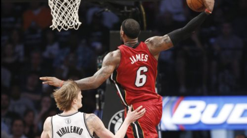 Lebrons Džeimss triec bumbu "Nets" grozā
Foto:AP/Scanpix