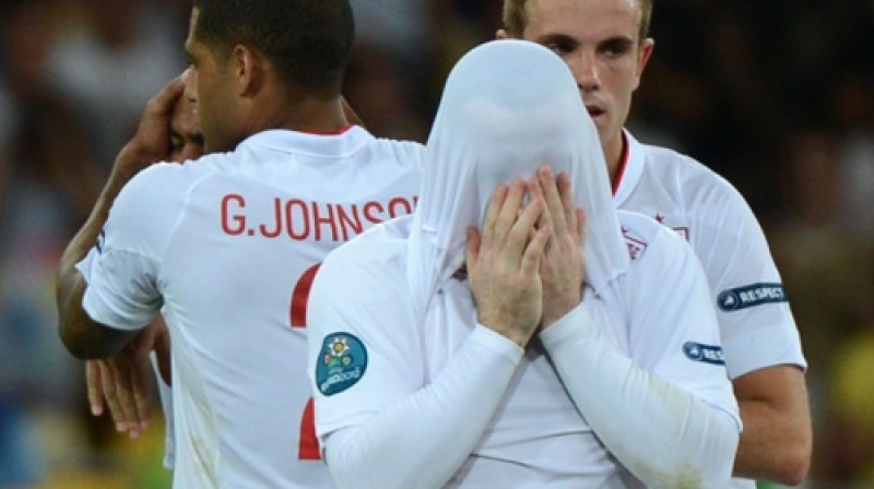 Veins Rūnijs (priekšplānā) pārdzīvo zaudējumu "Euro 2012" ceturtdaļfinālā
Foto:AFP/Scanpix