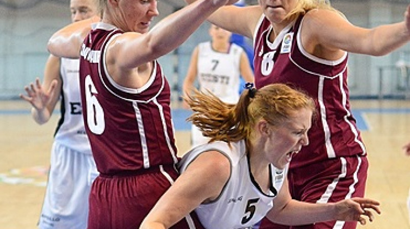 Marija Rūsalu cenšas tikt garām Paulai Strautmanei un Vinetai Bīriņai
Foto: www.fibaeurope.com