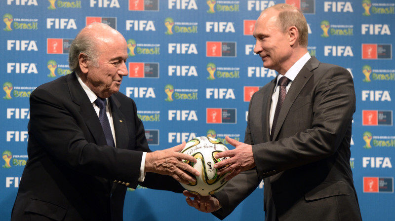 FIFA prezidents Zeps Blaters un Krievijas prezidents Vladimirs Putins 2014. gada 13. jūlijā "Maracana" stadionā Riodežaneiro
Foto: AP/Scanpix