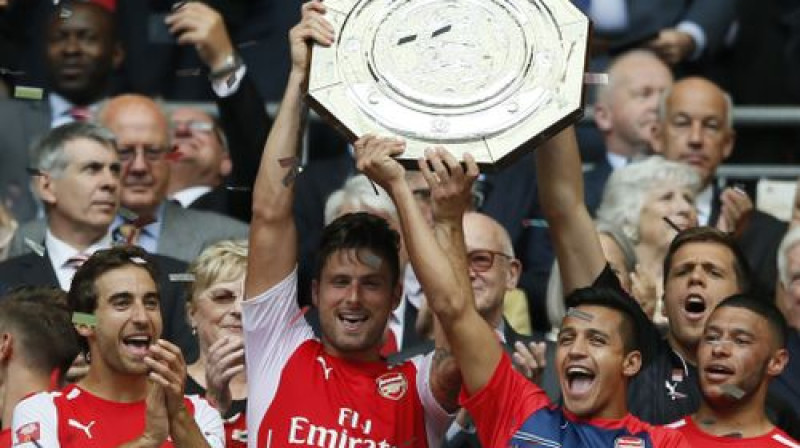 "Arsenal" spēlētāji ar izcīnīto trofeju
Foto: AP/Scanpix