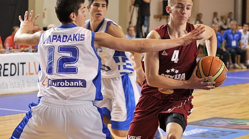 Kristers Zoriks Eiropas čempionātā ir iemetis 10 no 22 tālmetieniem
Foto: Romāns Kokšarovs