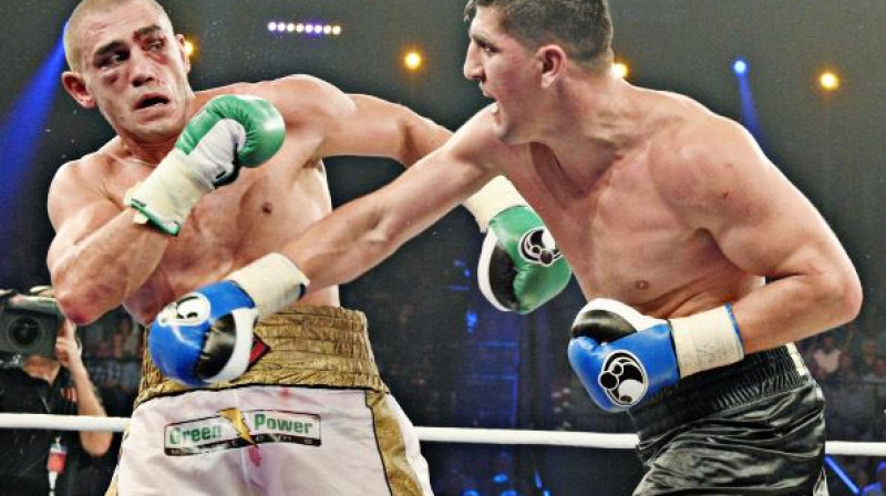 Marko Huks (no labās) cīņā ar Mirko Largeti
Foto: boxingnews.com