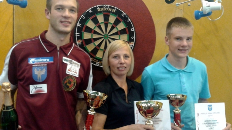 "Priekules kauss 2014" čempioni Madars Razma (no kreisās), Irēna Bauze un Rokas Aniulis