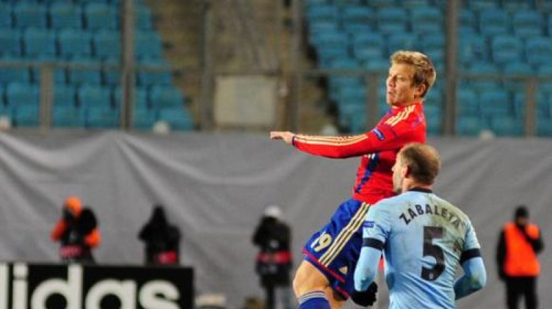 Aleksandrs Cauņa pret Pablo Savaletu CSKA tukšo tribīņu priekšā
Foto: T. Adrianova/ Pfc-cska.com