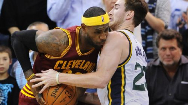 Lebronu Džeimsu pēdējā minūtē aptur Gordona Heivorda aizsardzība
Foto: AFP/Scanpix