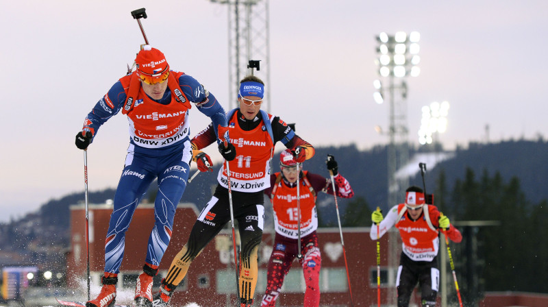 Andrejs Rastorgujevs (#13) cīņā ar Ondržeju Moravecu (no kreisās), Simonu Šempu un Neitanu Smitu.
Foto: AFP