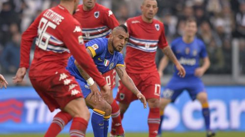 Arturo Vidāls "Sampdoria" spēlētāju ielenkumā
Foto: LaPresse/Scanpix