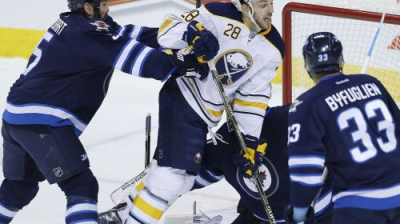 Zemgus Girgensons cīņā pie "Jets" vārtiem
Foto: AP/Scanpix