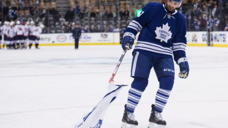 Nazems Kadri paceļ no ledus "Maple Leafs" kreklu, kuru pēc spēles laukumā izsvieda kāds sašutis līdzjutējs
Foto: AP/Scanpix