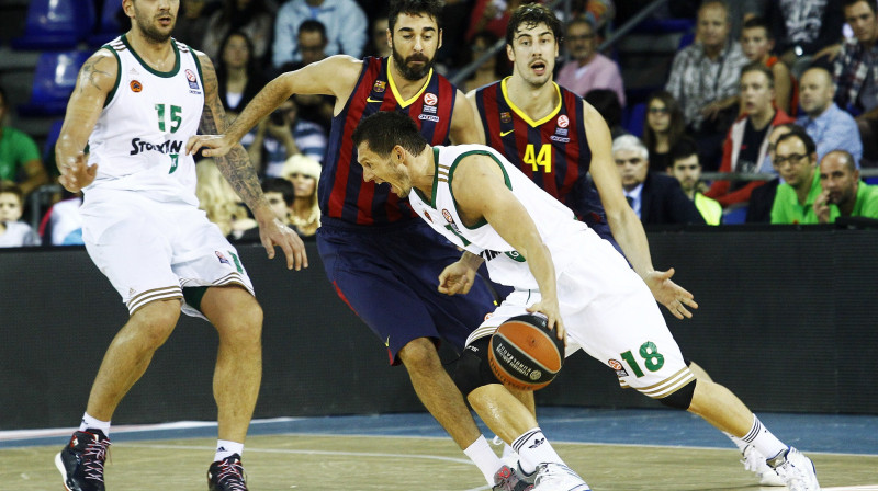 Jānis Blūms dodas garām Huanam Karlosam Navarro
Foto: euroleague.net