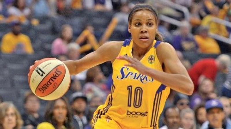 Linsija Hārdinga vasarās aizstāv "Los Angeles Sparks" krāsas