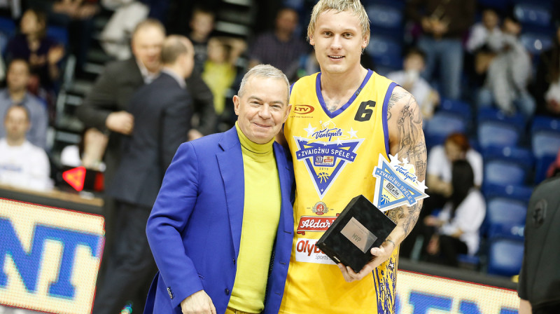 Aldaris LBL Zvaigžņu spēles vērtīgākais spēlētājs Jānis Timma un deviņkārtējo Latvijas čmpionu BK "Ventspils" prezidents Aivars Lembergs.
Foto: Mikus Kļaviņš, VEFRiga.com