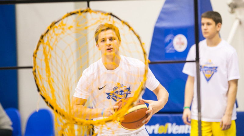 Aldaris LBL Zvaigžņu spēles Sportland Meistarības konkursa priekšsacīkšu uzvarētājs Kārlis Večens.
Foto: Mikus Kļaviņš, VEFRiga.com