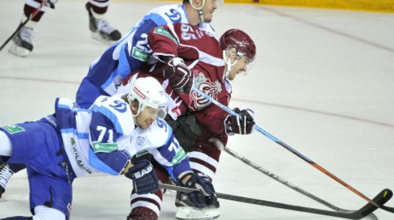 Rezultatīvākais rīdzinieks Linuss Videls divu Minskas "Dinamo" spēlētāju ielenkumā
Foto: Romāns Kokšarovs, Sporta Avīze, f64