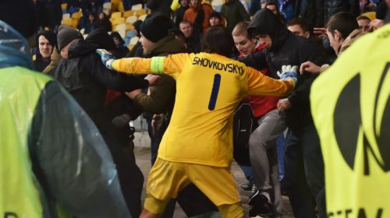 "Dynamo" vārtsargs Oleksandrs Šovkovskis cenšas nomierināt Kijevas līdzjutējus un aizstāvēt piekauto stadiona darbinieku
Foto: AFP/Scanpix