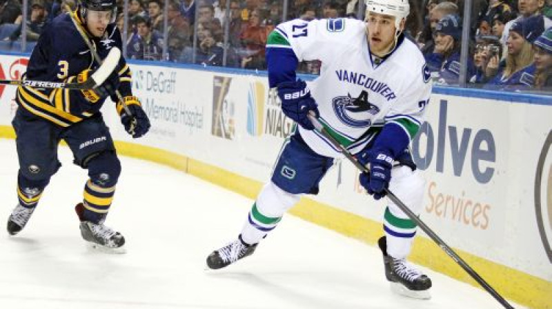 Marks Pesiks spēlē pret Vankūveras "Canucks"
Foto: AP/Scanpix