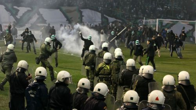 "Panathinaikos" līdzjutēji iebrūk laukumā
Foto: AP/Scanpix