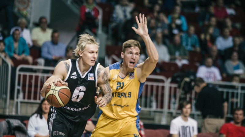 Jānis Timma ("VEF Rīga") un Artjoms Butjankovs (BK "Ventspils"): sestais duelis Aldaris LBL finālsērijā.
Foto: Mikus Kļaviņš, vefriga.com