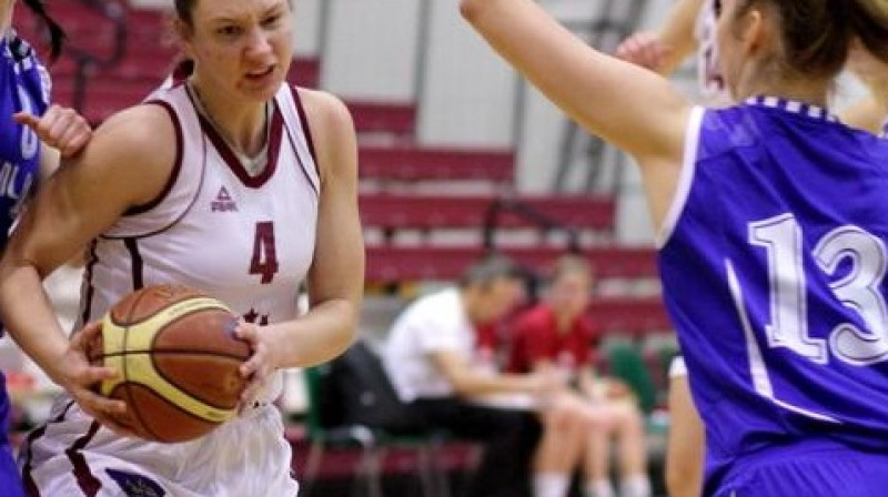 Paula Strautmane: 15 punktu Latvijas U18 izlases spēlē ar Īrijas komandu.
Foto: basket.ee