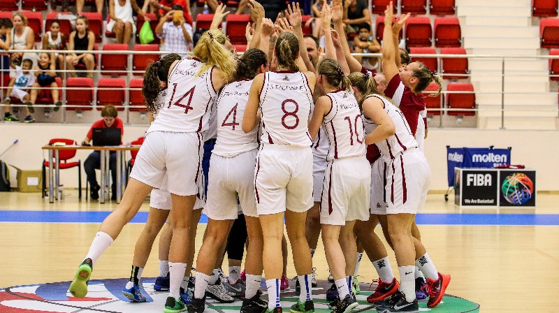 Latvijas U18 izlase: astoņās spēlēs septiņas uzvaras un 2.vieta Eiropas čempionāta B līgā.
Foto: FIBAEurope.com