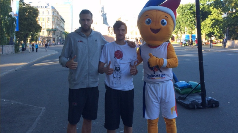 No kreisās: valstsvienības spēlētājs Žanis Peiners, "6.spēlētājs" turnīrā Vācijā Kristaps Pļaviņš un EuroBasket2015 talismans Frenkijs
Foto: basket.lv