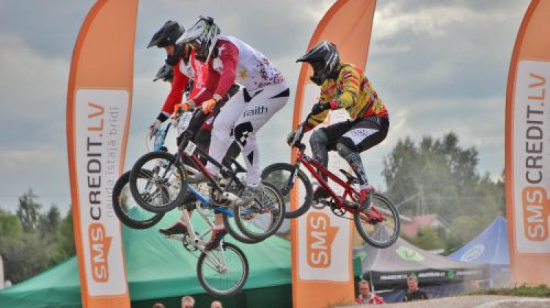 Spraiga cīņa SMScredit.lv BMX čempionāta Mārupes posmā.
Foto: Ervijs Rītiņš