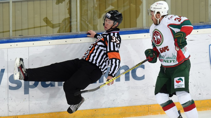 Dmitrijs Obuhovs nopļauj arbitru 
Foto: KHL