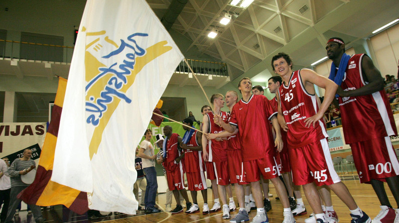 2005. gada sezonā BK Ventspils ULEB kausa izcīņā atradās viena punkta attālumā no Final'4, bet pavasarī kārtējo reizi kļuva par LBL čempioniem.

Foto: Romāns Kokšarovs (Sporta Avīze)