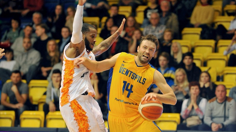 Kristapam Janičenokam pirmais double-double šajā turnīrā - 10 gūtie punkti un 10 rezultatīvas piespēles.
Foto: www.bkventspils.lv