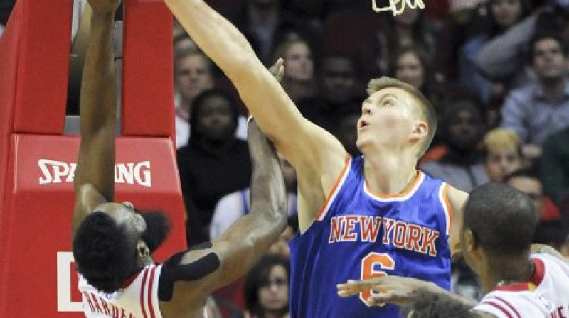 Džeimss Hārdens uzbrūk "Knicks" grozam, taču sastopas ar Kristapu Porziņģi un tiek bloķēts 
Foto: AP/Scanpix
