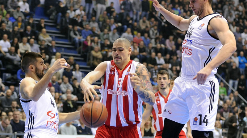 Maiks Cirbess "Partizan" aizsardzības ielenkumā 
Foto: aba-liga.com