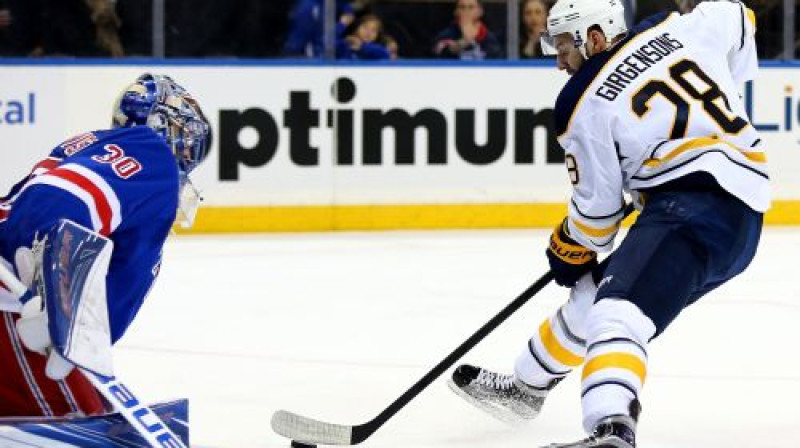 Zemgus Girgensons pret Henriku Lundkvistu
Foto: AFP/Scanpix