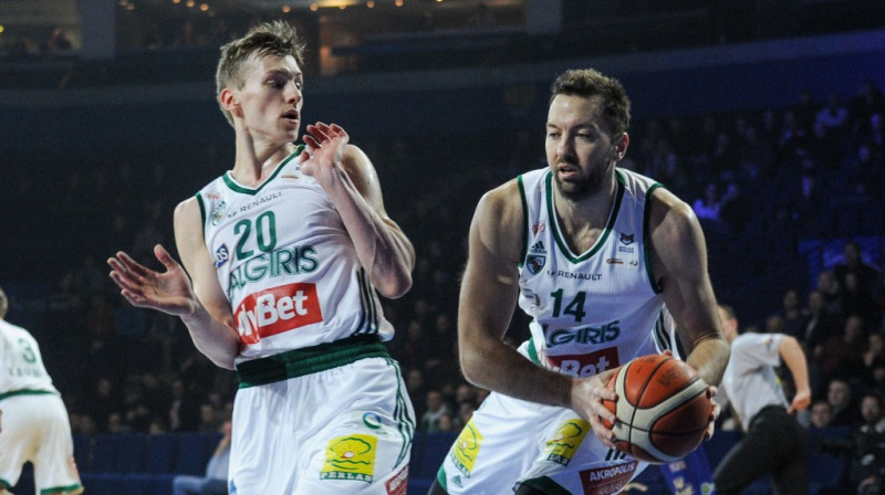 Kaspars Vecvagars un Jans Vujuks 
Foto: zalgiris.lt