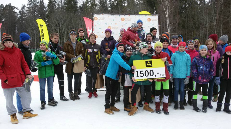 Labākās 3 komandas, pa vidu Madonas 1.vsk. ar Fischer balvu 1500 EUR slēpošanas inventāram. Organizatoru foto.