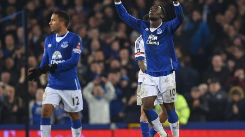 Mača varonis ''Everton'' rindās - divu vārtu autors Romelu Lukaku (pa labi)
Foto: AFP/Scanpix