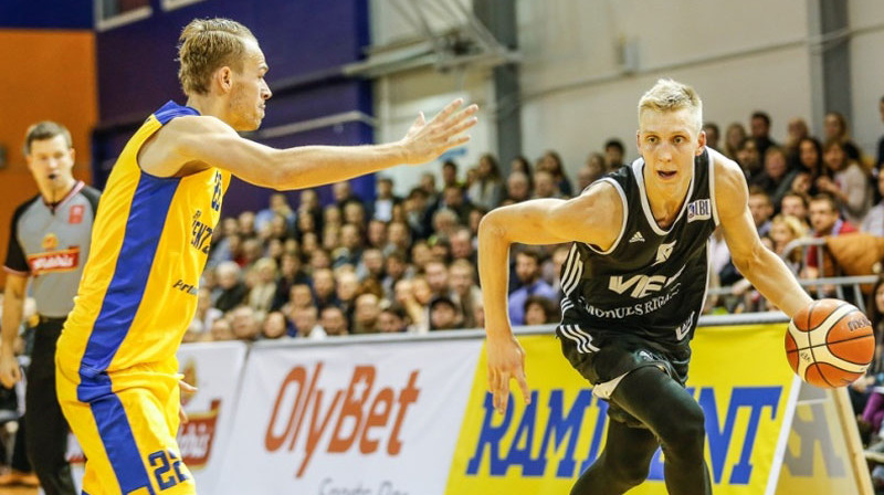 Mareks Mejeris pret Māri Gulbi abu komandu pirmajā tikšanās reizē šosezon decembra vidū Rīgā. 
Foto: Mikus Kļaviņš, vefriga.com