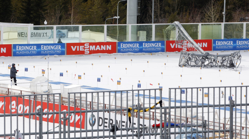 Vējš Hantimansijskas trasē nogāzis apgaismojumu 
Foto: AP/Scanpix