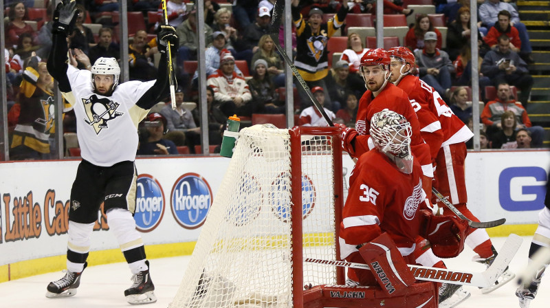 Niks Bonino (pa kreisi aiz vārtiem) pēc vārtu guvuma Detroitā 
Foto: AP/Scanpix